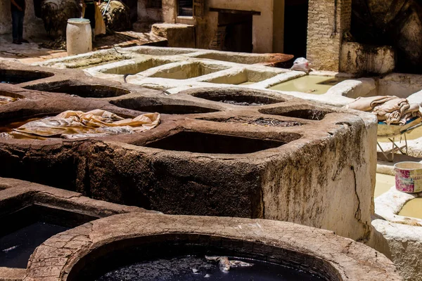 Fez, Fas - 13 Haziran 2022 Chouara Tannery, Chouara 'daki boya fıçıları Fez Medine' nin en ikonik manzaraları arasındadır. Eskiler 'in bronzlaşma ve boyama sanatı, içsel gerçekliğiyle.