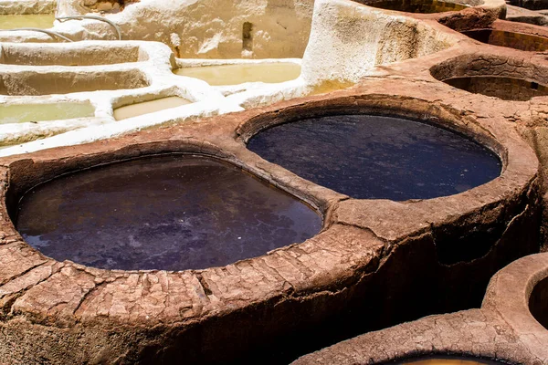 Fez, Fas - 13 Haziran 2022 Chouara Tannery, Chouara 'daki boya fıçıları Fez Medine' nin en ikonik manzaraları arasındadır. Eskiler 'in bronzlaşma ve boyama sanatı, içsel gerçekliğiyle.