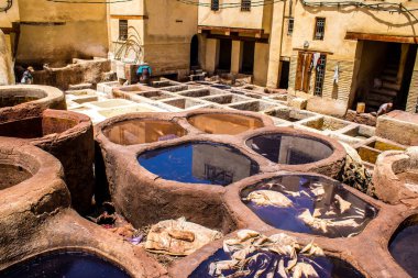 Fez, Fas - 13 Haziran 2022 Chouara Tannery, Chouara 'daki boya fıçıları Fez Medine' nin en ikonik manzaraları arasındadır. Eskiler 'in bronzlaşma ve boyama sanatı, içsel gerçekliğiyle.