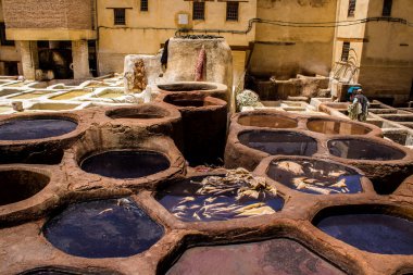 Fez, Fas - 13 Haziran 2022 Chouara Tannery, Chouara 'daki boya fıçıları Fez Medine' nin en ikonik manzaraları arasındadır. Eskiler 'in bronzlaşma ve boyama sanatı, içsel gerçekliğiyle.