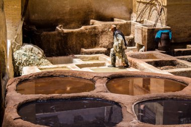 Fez, Fas - 13 Haziran 2022 Chouara Tannery, Chouara 'daki boya fıçıları Fez Medine' nin en ikonik manzaraları arasındadır. Eskiler 'in bronzlaşma ve boyama sanatı, içsel gerçekliğiyle.