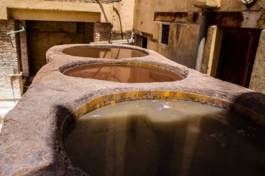 Fez, Fas - 13 Haziran 2022 Chouara Tannery, Chouara 'daki boya fıçıları Fez Medine' nin en ikonik manzaraları arasındadır. Eskiler 'in bronzlaşma ve boyama sanatı, içsel gerçekliğiyle.