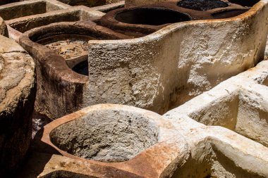 Fez, Fas - 13 Haziran 2022 Chouara Tannery, Chouara 'daki boya fıçıları Fez Medine' nin en ikonik manzaraları arasındadır. Eskiler 'in bronzlaşma ve boyama sanatı, içsel gerçekliğiyle.
