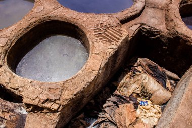 Fez, Fas - 13 Haziran 2022 Chouara Tannery, Chouara 'daki boya fıçıları Fez Medine' nin en ikonik manzaraları arasındadır. Eskiler 'in bronzlaşma ve boyama sanatı, içsel gerçekliğiyle.