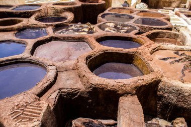 Fez, Fas - 13 Haziran 2022 Chouara Tannery, Chouara 'daki boya fıçıları Fez Medine' nin en ikonik manzaraları arasındadır. Eskiler 'in bronzlaşma ve boyama sanatı, içsel gerçekliğiyle.