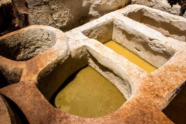 Fez, Fas - 13 Haziran 2022 Chouara Tannery, Chouara 'daki boya fıçıları Fez Medine' nin en ikonik manzaraları arasındadır. Eskiler 'in bronzlaşma ve boyama sanatı, içsel gerçekliğiyle.