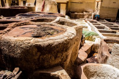 Fez, Fas - 13 Haziran 2022 Chouara Tannery, Chouara 'daki boya fıçıları Fez Medine' nin en ikonik manzaraları arasındadır. Eskiler 'in bronzlaşma ve boyama sanatı, içsel gerçekliğiyle.