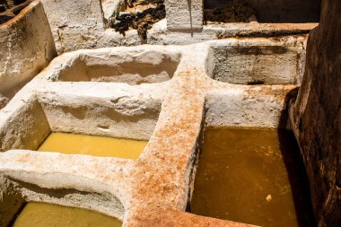 Fez, Fas - 13 Haziran 2022 Chouara Tannery, Chouara 'daki boya fıçıları Fez Medine' nin en ikonik manzaraları arasındadır. Eskiler 'in bronzlaşma ve boyama sanatı, içsel gerçekliğiyle.