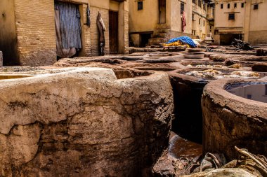 Fez, Fas - 13 Haziran 2022 Chouara Tannery, Chouara 'daki boya fıçıları Fez Medine' nin en ikonik manzaraları arasındadır. Eskiler 'in bronzlaşma ve boyama sanatı, içsel gerçekliğiyle.