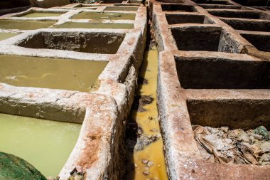 Fez, Fas - 13 Haziran 2022 Chouara Tannery, Chouara 'daki boya fıçıları Fez Medine' nin en ikonik manzaraları arasındadır. Eskiler 'in bronzlaşma ve boyama sanatı, içsel gerçekliğiyle.