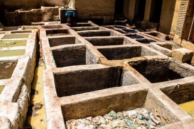 Fez, Fas - 13 Haziran 2022 Chouara Tannery, Chouara 'daki boya fıçıları Fez Medine' nin en ikonik manzaraları arasındadır. Eskiler 'in bronzlaşma ve boyama sanatı, içsel gerçekliğiyle.