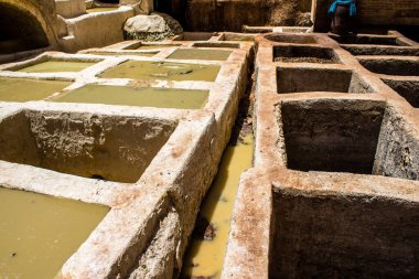 Fez, Fas - 13 Haziran 2022 Chouara Tannery, Chouara 'daki boya fıçıları Fez Medine' nin en ikonik manzaraları arasındadır. Eskiler 'in bronzlaşma ve boyama sanatı, içsel gerçekliğiyle.