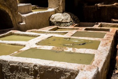 Fez, Fas - 13 Haziran 2022 Chouara Tannery, Chouara 'daki boya fıçıları Fez Medine' nin en ikonik manzaraları arasındadır. Eskiler 'in bronzlaşma ve boyama sanatı, içsel gerçekliğiyle.