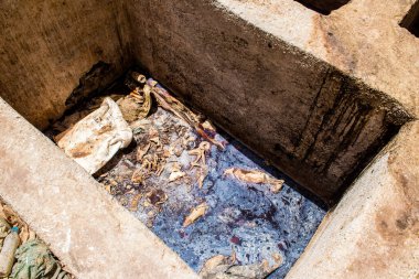 Fez, Fas - 13 Haziran 2022 Chouara Tannery, Chouara 'daki boya fıçıları Fez Medine' nin en ikonik manzaraları arasındadır. Eskiler 'in bronzlaşma ve boyama sanatı, içsel gerçekliğiyle.