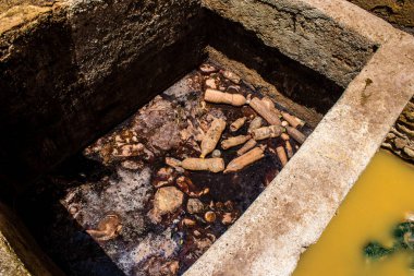 Fez, Fas - 13 Haziran 2022 Chouara Tannery, Chouara 'daki boya fıçıları Fez Medine' nin en ikonik manzaraları arasındadır. Eskiler 'in bronzlaşma ve boyama sanatı, içsel gerçekliğiyle.