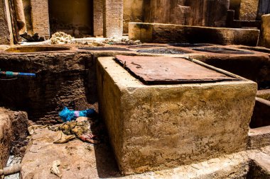 Fez, Fas - 13 Haziran 2022 Chouara Tannery, Chouara 'daki boya fıçıları Fez Medine' nin en ikonik manzaraları arasındadır. Eskiler 'in bronzlaşma ve boyama sanatı, içsel gerçekliğiyle.