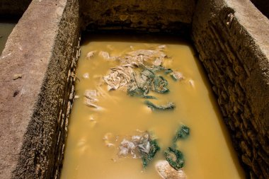 Fez, Fas - 13 Haziran 2022 Chouara Tannery, Chouara 'daki boya fıçıları Fez Medine' nin en ikonik manzaraları arasındadır. Eskiler 'in bronzlaşma ve boyama sanatı, içsel gerçekliğiyle.