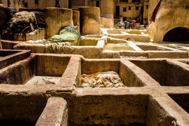 Fez, Fas - 13 Haziran 2022 Chouara Tannery, Chouara 'daki boya fıçıları Fez Medine' nin en ikonik manzaraları arasındadır. Eskiler 'in bronzlaşma ve boyama sanatı, içsel gerçekliğiyle.