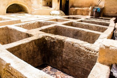 Fez, Fas - 13 Haziran 2022 Chouara Tannery, Chouara 'daki boya fıçıları Fez Medine' nin en ikonik manzaraları arasındadır. Eskiler 'in bronzlaşma ve boyama sanatı, içsel gerçekliğiyle.