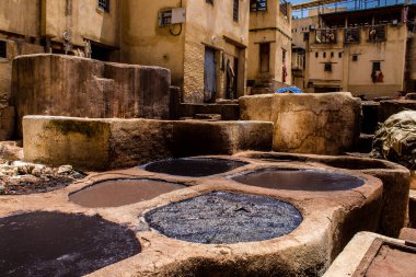 Fez, Fas - 13 Haziran 2022 Chouara Tannery, Chouara 'daki boya fıçıları Fez Medine' nin en ikonik manzaraları arasındadır. Eskiler 'in bronzlaşma ve boyama sanatı, içsel gerçekliğiyle.