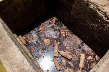 Fez, Fas - 13 Haziran 2022 Chouara Tannery, Chouara 'daki boya fıçıları Fez Medine' nin en ikonik manzaraları arasındadır. Eskiler 'in bronzlaşma ve boyama sanatı, içsel gerçekliğiyle.