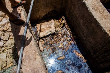 Fez, Fas - 13 Haziran 2022 Chouara Tannery, Chouara 'daki boya fıçıları Fez Medine' nin en ikonik manzaraları arasındadır. Eskiler 'in bronzlaşma ve boyama sanatı, içsel gerçekliğiyle.