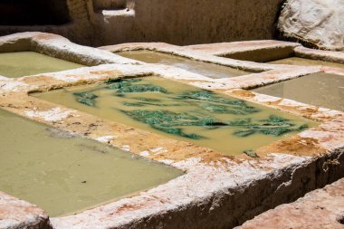 Fez, Fas - 13 Haziran 2022 Chouara Tannery, Chouara 'daki boya fıçıları Fez Medine' nin en ikonik manzaraları arasındadır. Eskiler 'in bronzlaşma ve boyama sanatı, içsel gerçekliğiyle.
