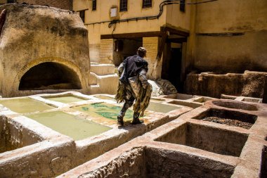 Fez, Fas - 13 Haziran 2022 Chouara Tannery, Chouara 'daki boya fıçıları Fez Medine' nin en ikonik manzaraları arasındadır. Eskiler 'in bronzlaşma ve boyama sanatı, içsel gerçekliğiyle.