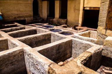 Fez, Fas - 13 Haziran 2022 Chouara Tannery, Chouara 'daki boya fıçıları Fez Medine' nin en ikonik manzaraları arasındadır. Eskiler 'in bronzlaşma ve boyama sanatı, içsel gerçekliğiyle.