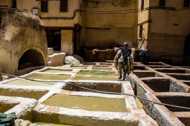 Fez, Fas - 13 Haziran 2022 Chouara Tannery, Chouara 'daki boya fıçıları Fez Medine' nin en ikonik manzaraları arasındadır. Eskiler 'in bronzlaşma ve boyama sanatı, içsel gerçekliğiyle.