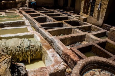 Fez, Fas - 13 Haziran 2022 Chouara Tannery, Chouara 'daki boya fıçıları Fez Medine' nin en ikonik manzaraları arasındadır. Eskiler 'in bronzlaşma ve boyama sanatı, içsel gerçekliğiyle.