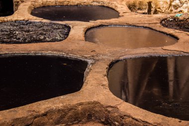 Fez, Fas - 13 Haziran 2022 Chouara Tannery, Chouara 'daki boya fıçıları Fez Medine' nin en ikonik manzaraları arasındadır. Eskiler 'in bronzlaşma ve boyama sanatı, içsel gerçekliğiyle.