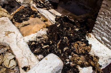 Fez, Fas - 13 Haziran 2022 Chouara Tannery, Chouara 'daki boya fıçıları Fez Medine' nin en ikonik manzaraları arasındadır. Eskiler 'in bronzlaşma ve boyama sanatı, içsel gerçekliğiyle.