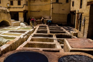 Fez, Fas - 13 Haziran 2022 Chouara Tannery, Chouara 'daki boya fıçıları Fez Medine' nin en ikonik manzaraları arasındadır. Eskiler 'in bronzlaşma ve boyama sanatı, içsel gerçekliğiyle.