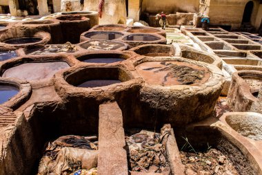 Fez, Fas - 13 Haziran 2022 Chouara Tannery, Chouara 'daki boya fıçıları Fez Medine' nin en ikonik manzaraları arasındadır. Eskiler 'in bronzlaşma ve boyama sanatı, içsel gerçekliğiyle.