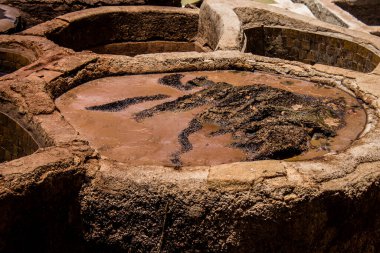 Fez, Fas - 13 Haziran 2022 Chouara Tannery, Chouara 'daki boya fıçıları Fez Medine' nin en ikonik manzaraları arasındadır. Eskiler 'in bronzlaşma ve boyama sanatı, içsel gerçekliğiyle.