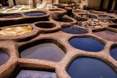 Fez, Fas - 13 Haziran 2022 Chouara Tannery, Chouara 'daki boya fıçıları Fez Medine' nin en ikonik manzaraları arasındadır. Eskiler 'in bronzlaşma ve boyama sanatı, içsel gerçekliğiyle.