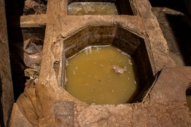 Fez, Fas - 13 Haziran 2022 Chouara Tannery, Chouara 'daki boya fıçıları Fez Medine' nin en ikonik manzaraları arasındadır. Eskiler 'in bronzlaşma ve boyama sanatı, içsel gerçekliğiyle.