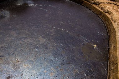 Fez, Fas - 13 Haziran 2022 Chouara Tannery, Chouara 'daki boya fıçıları Fez Medine' nin en ikonik manzaraları arasındadır. Eskiler 'in bronzlaşma ve boyama sanatı, içsel gerçekliğiyle.