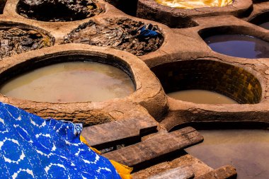 Fez, Fas - 13 Haziran 2022 Chouara Tannery, Chouara 'daki boya fıçıları Fez Medine' nin en ikonik manzaraları arasındadır. Eskiler 'in bronzlaşma ve boyama sanatı, içsel gerçekliğiyle.