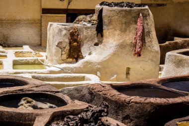 Fez, Fas - 13 Haziran 2022 Chouara Tannery, Chouara 'daki boya fıçıları Fez Medine' nin en ikonik manzaraları arasındadır. Eskiler 'in bronzlaşma ve boyama sanatı, içsel gerçekliğiyle.
