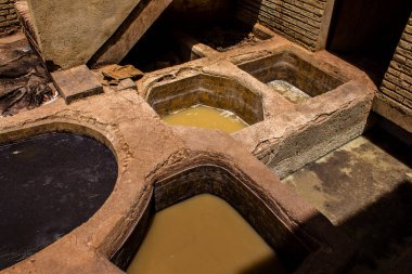 Fez, Fas - 13 Haziran 2022 Chouara Tannery, Chouara 'daki boya fıçıları Fez Medine' nin en ikonik manzaraları arasındadır. Eskiler 'in bronzlaşma ve boyama sanatı, içsel gerçekliğiyle.