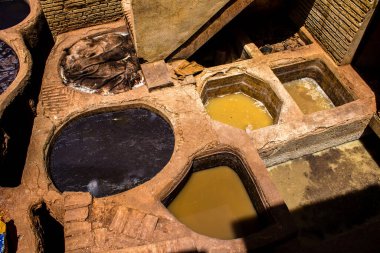 Fez, Fas - 13 Haziran 2022 Chouara Tannery, Chouara 'daki boya fıçıları Fez Medine' nin en ikonik manzaraları arasındadır. Eskiler 'in bronzlaşma ve boyama sanatı, içsel gerçekliğiyle.