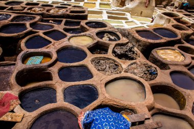 Fez, Fas - 13 Haziran 2022 Chouara Tannery, Chouara 'daki boya fıçıları Fez Medine' nin en ikonik manzaraları arasındadır. Eskiler 'in bronzlaşma ve boyama sanatı, içsel gerçekliğiyle.