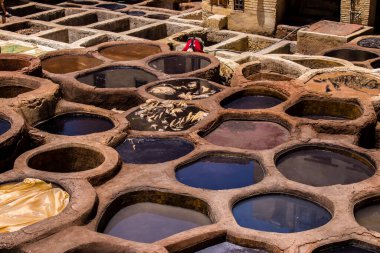 Fez, Fas - 13 Haziran 2022 Chouara Tannery, Chouara 'daki boya fıçıları Fez Medine' nin en ikonik manzaraları arasındadır. Eskiler 'in bronzlaşma ve boyama sanatı, içsel gerçekliğiyle.