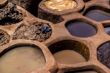 Fez, Fas - 13 Haziran 2022 Chouara Tannery, Chouara 'daki boya fıçıları Fez Medine' nin en ikonik manzaraları arasındadır. Eskiler 'in bronzlaşma ve boyama sanatı, içsel gerçekliğiyle.