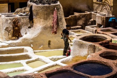 Fez, Fas - 13 Haziran 2022 Chouara Tannery, Chouara 'daki boya fıçıları Fez Medine' nin en ikonik manzaraları arasındadır. Eskiler 'in bronzlaşma ve boyama sanatı, içsel gerçekliğiyle.