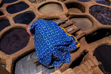 Fez, Fas - 13 Haziran 2022 Chouara Tannery, Chouara 'daki boya fıçıları Fez Medine' nin en ikonik manzaraları arasındadır. Eskiler 'in bronzlaşma ve boyama sanatı, içsel gerçekliğiyle.