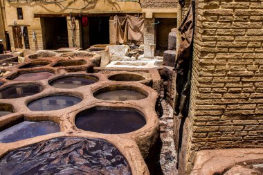 Fez, Fas - 13 Haziran 2022 Chouara Tannery, Chouara 'daki boya fıçıları Fez Medine' nin en ikonik manzaraları arasındadır. Eskiler 'in bronzlaşma ve boyama sanatı, içsel gerçekliğiyle.