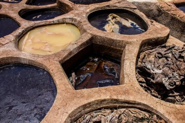 Fez, Fas - 13 Haziran 2022 Chouara Tannery, Chouara 'daki boya fıçıları Fez Medine' nin en ikonik manzaraları arasındadır. Eskiler 'in bronzlaşma ve boyama sanatı, içsel gerçekliğiyle.